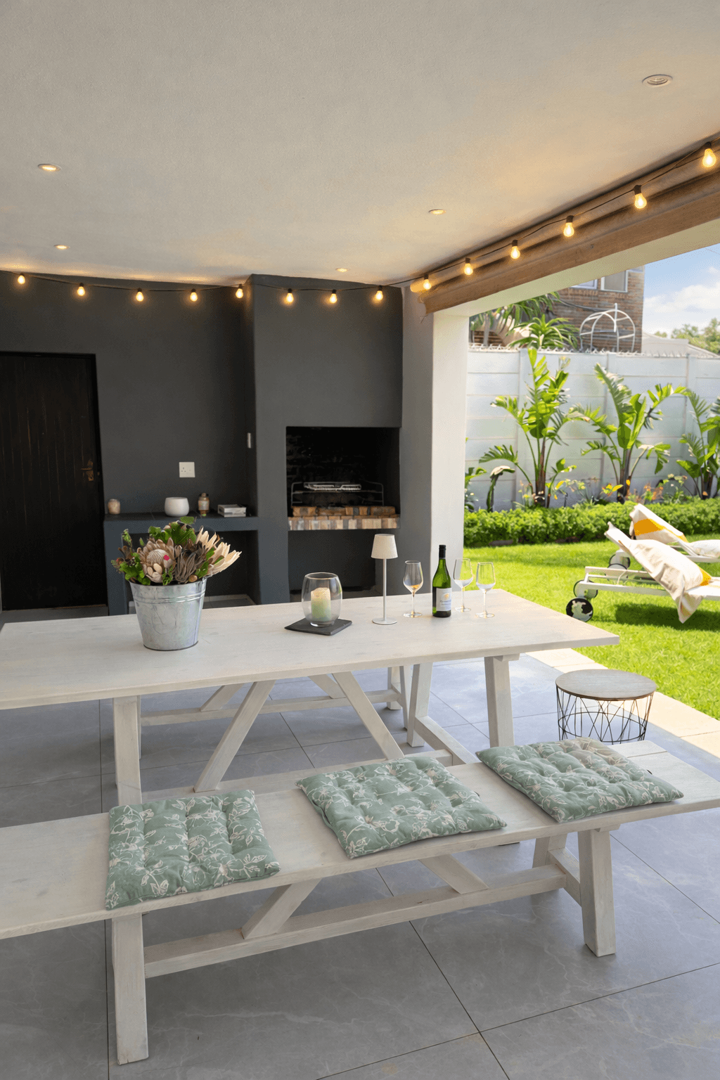 Outdoor dining and braai area